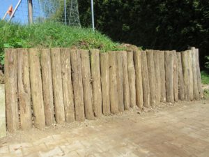 Stützwand aus Robinienpfählen