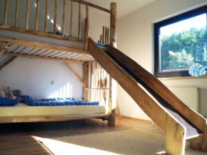 Bett aus Kastanien- und Robinieholz