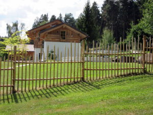 Hanikelzaun als Grundstücksumrandung