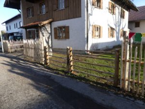 Hanikelzaun aus Kastanienholz und Torrahmen
