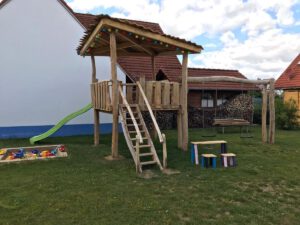 Spielturm aus Robinienholz