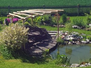 Pergola aus Robinienrundholz