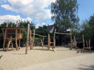 Spielplatz aus Robinienholz
