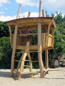 Spielturm aus Robinienholz