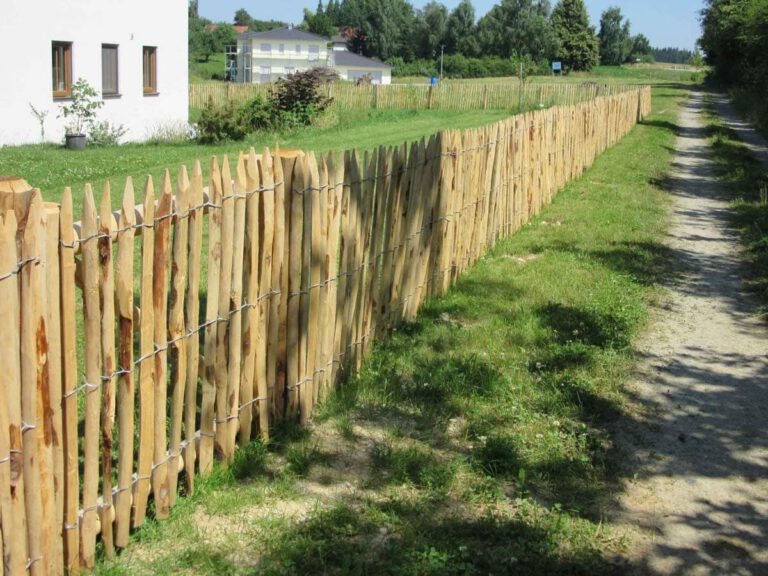 Drahtgebundener Rollzaun, Staketenzaun aus Edelkastanie. Französischer Staketenzaun