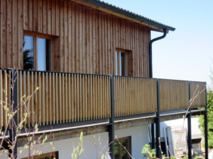 Balkon mit Kastanienbrettern (Kundenfoto)