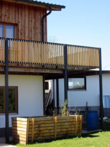 Balkon mit Kastanienbrettern und Hochbeet aus Kastanienholz