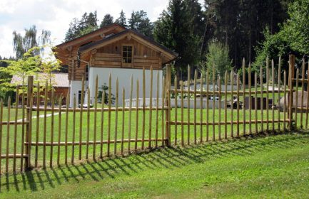 Hanikelzaun aus Kastanienholz