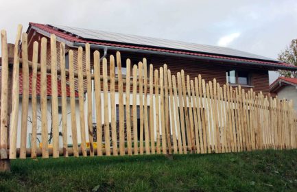 Halbrundlattenzaun aus Edelkastanie