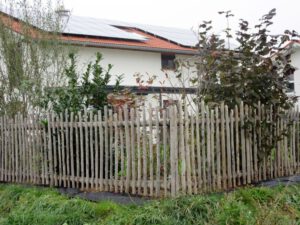 Halbrundlattenzaun aus Kastanienholz