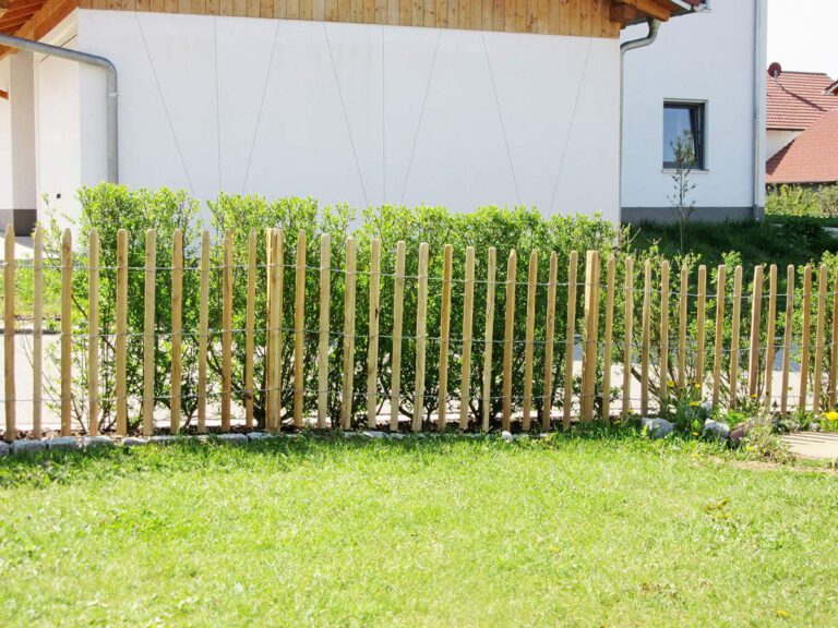 Staketenzaun aus Robinienholz