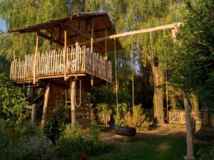 Spielturm aus Robinien- und Kastanienholz