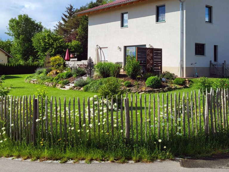 Staketenzaun aus Edelkastanie