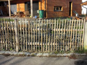 Holzzaun mit Kastanienstaketen