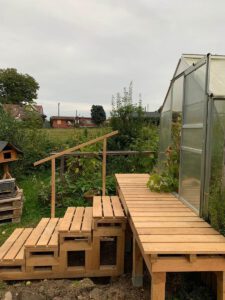Stufen für das Gewächshaus aus Kastanienholz