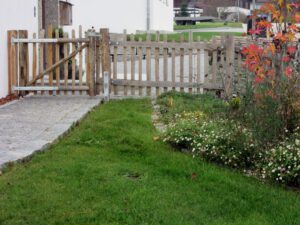 Torrahmen und Halbrundlatten Zaun (Kundenfoto)
