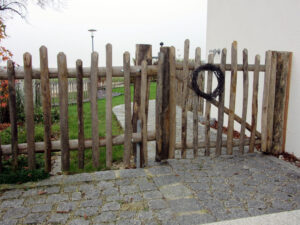 Torrahmen und Halbrundlatten Zaun (Kundenfoto)