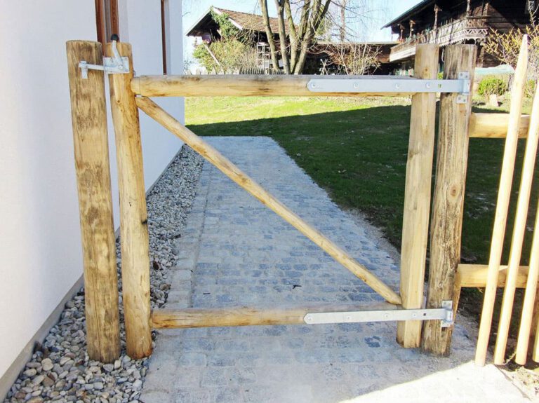 Torrahmen aus Holz der Edelkastanie eingebaut